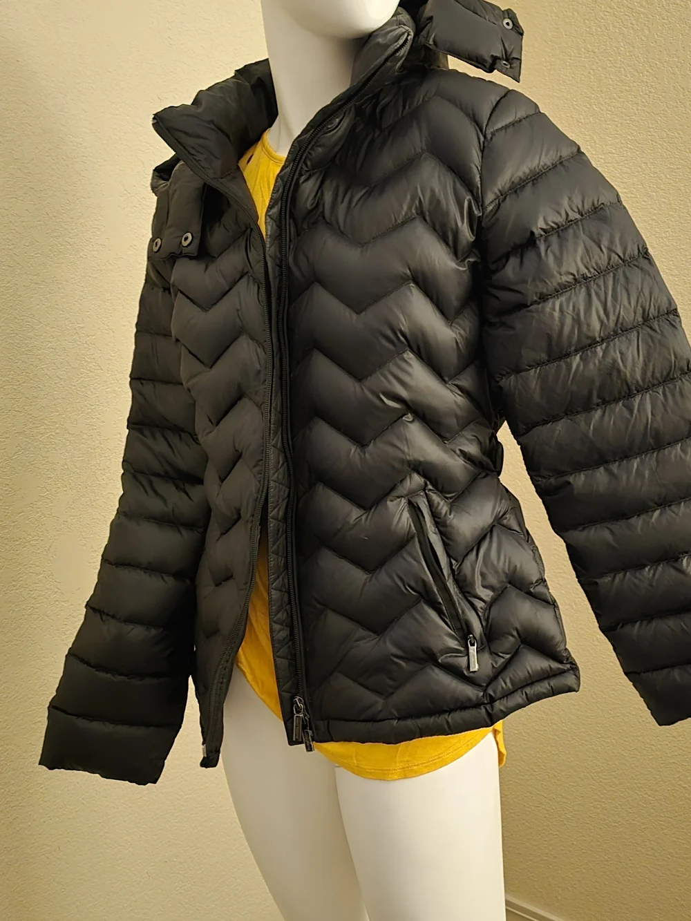 Armani Exchange Women's Black Quilted Hooded Puffer Sz M - Picture 2 of 5